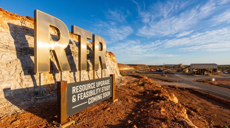 Rumble Resources Ltd-RTR-RTR mining site feasibility study sign